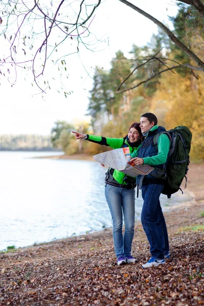 Couple en vacances avec la carte — Photo