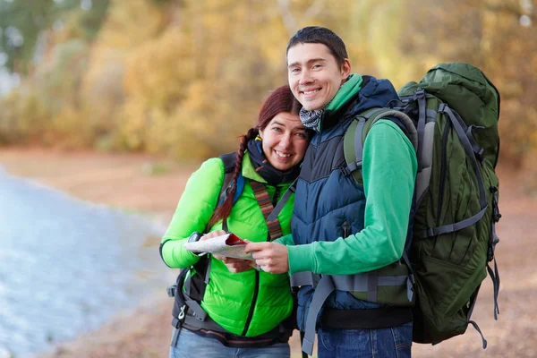 Bon couple faisant une randonnée ensemble dans une forêt — Photo