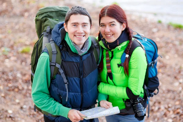 Happy couple going on a hike together in a forest — Stock Photo, Image