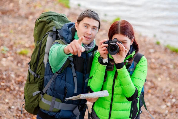 Gezi adamla hiking üzerinde kadın — Stok fotoğraf