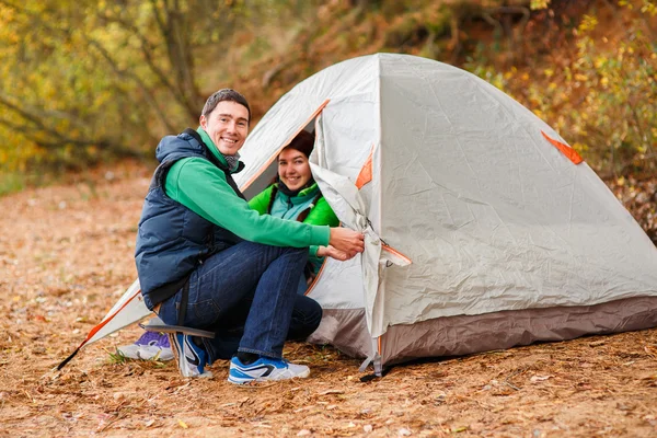 Donna e uomo campeggio viaggio — Foto Stock