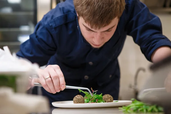 Closeup man garnishing food — Stock Photo, Image