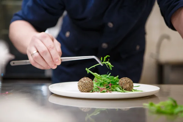 Chef-kok in hotel of restaurant, alleen handen — Stockfoto