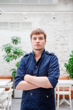 adam işçi silah ile ayakta geçti