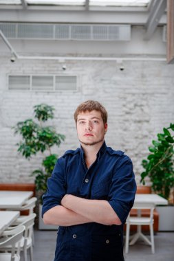 adam işçi silah ile ayakta geçti