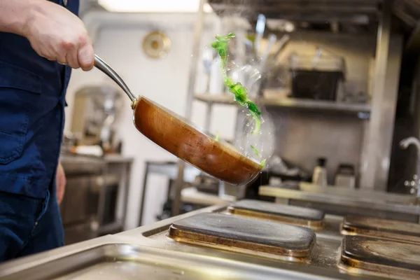 Chef-kok in de keuken van het restaurant — Stockfoto