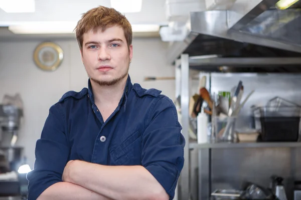 Unga kocken i köket — Stockfoto