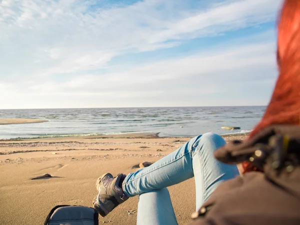 Vrouw kijken naar zee op strand — Stockfoto