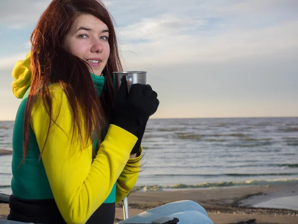 Donna che beve sulla spiaggia — Foto Stock