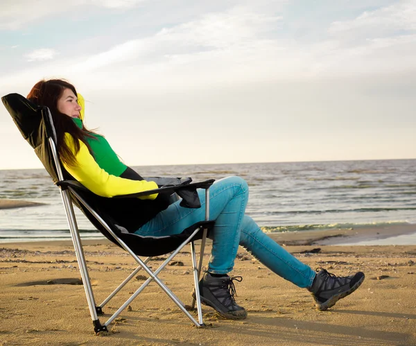 Vrouw zitten op stoelen — Stockfoto