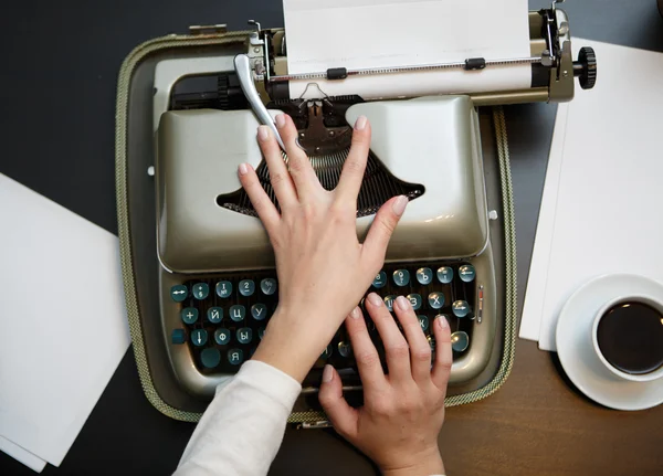 Zbliżenie kawy i ręce pisania — Zdjęcie stockowe