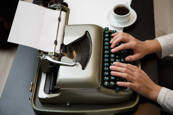 Mains écrivant sur la machine à écrire — Photo