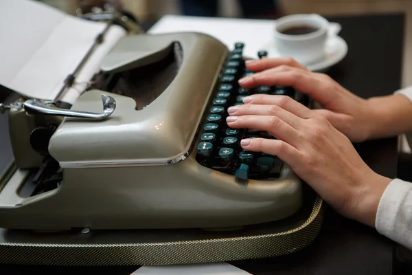 Machine à écrire mains femme — Photo