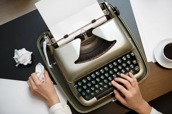 Machine à écrire vintage et papier blanc — Photo