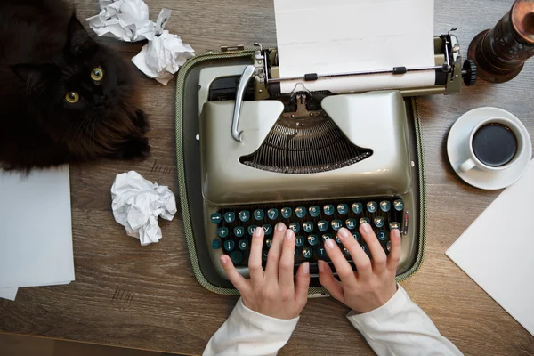 Vintage typewriter and white paper — Stock Photo, Image