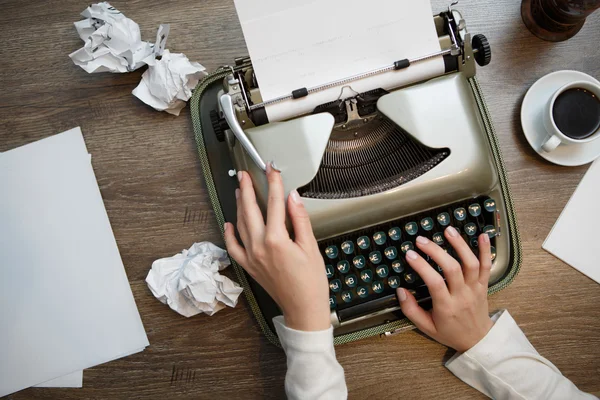 Machine à écrire vintage et papier blanc — Photo