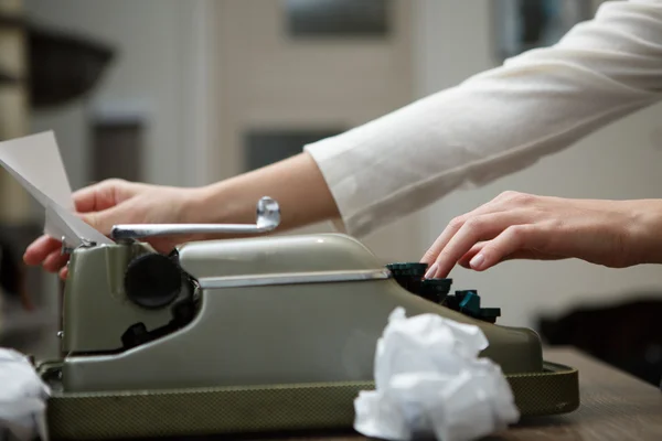 Пишущая машинка со скомканной бумагой — стоковое фото