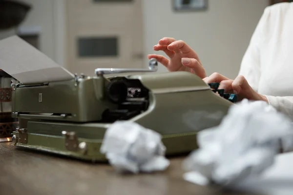 Старая пишущая машинка и бумага — стоковое фото