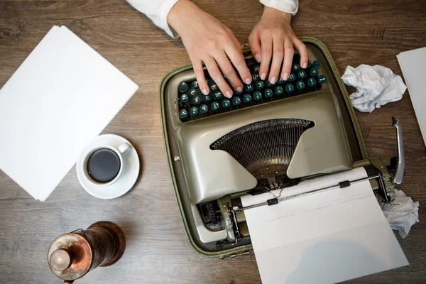 Hands on typing machine — Stock Photo, Image