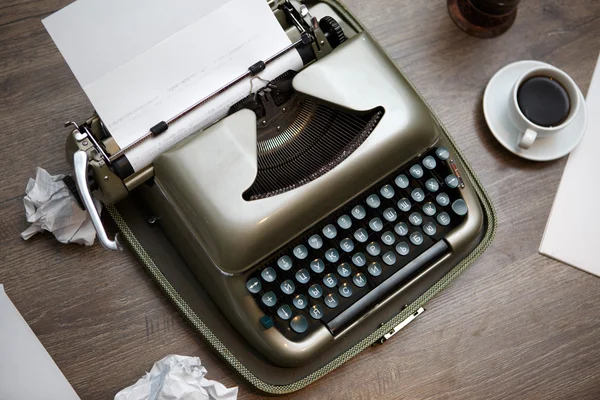 Gammal skrivmaskin, papper, kaffe — Stockfoto