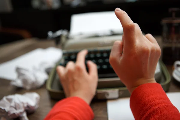 Woman typing on old typewriter — Stock Photo, Image