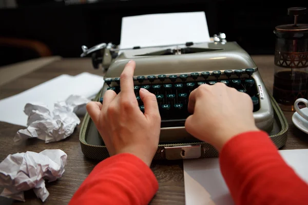 Woman typing on old typewriter — Stock Photo, Image