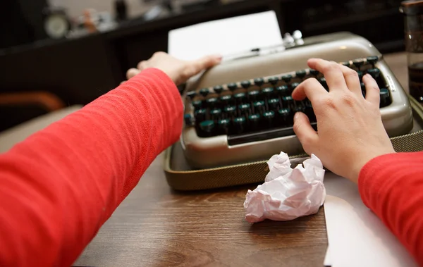 Woman working on typewriter — Stock Photo, Image