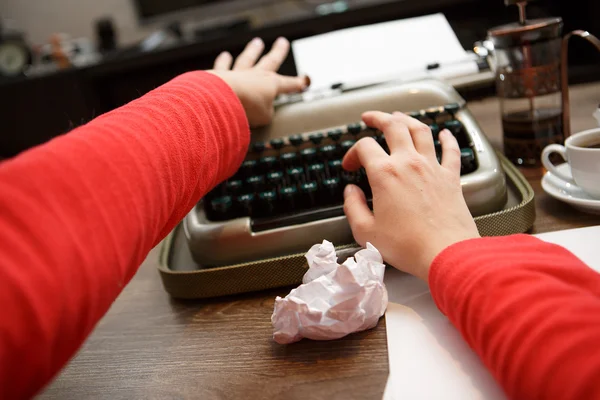 Kvinna som arbetar på skrivmaskin — Stockfoto