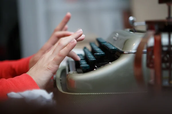 Handen van een man te typen op de typemachine — Stockfoto