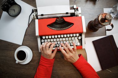 Boş kağıt ile Vintage kırmızı daktilo