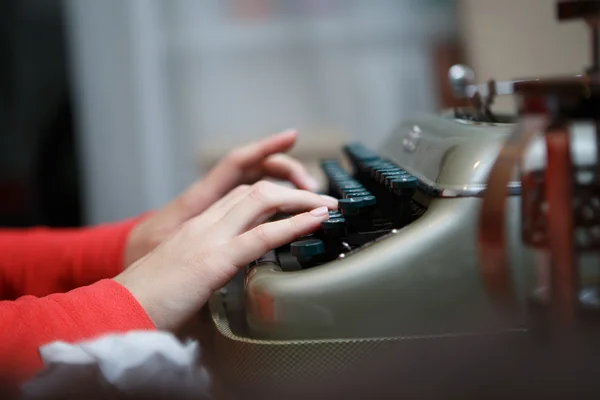 Hands of a man typing on typewriter — Stock Photo, Image
