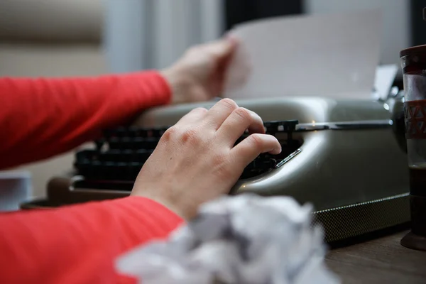 工作在打字机上的女人 — 图库照片