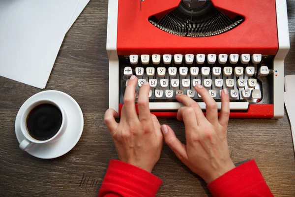 Manos en la máquina de escribir — Foto de Stock