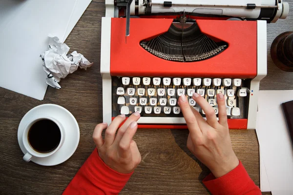Manos en la máquina de escribir —  Fotos de Stock