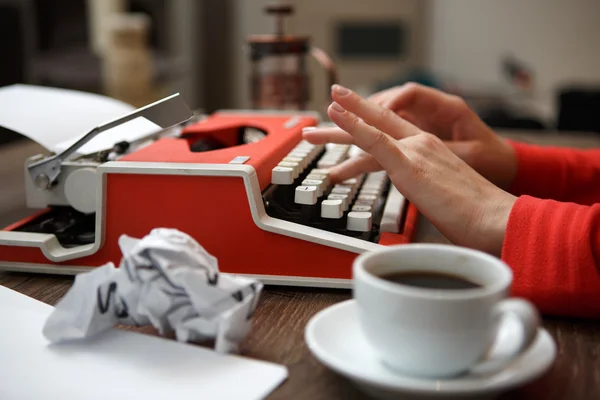 Вид сбоку пишущей машинки на столе — стоковое фото