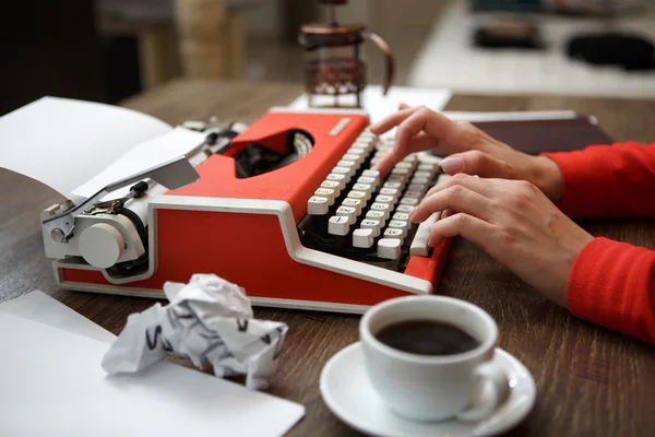 Vue latérale de la machine à écrire sur le bureau — Photo