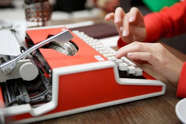 Mujer en la mesa escribiendo en la máquina de escribir —  Fotos de Stock