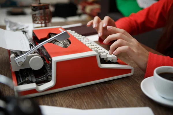 Femme à la table tapant sur la machine à écrire — Photo