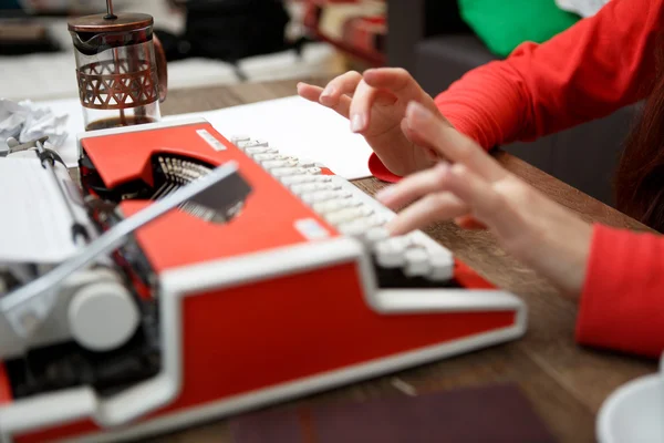 Mujer en la mesa escribiendo en la máquina de escribir —  Fotos de Stock