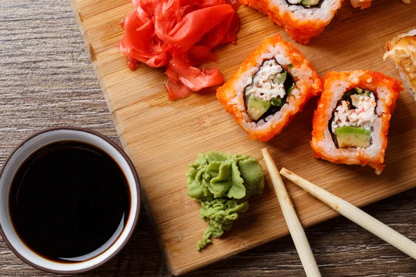 Primer plano de sushi con salsa de soja — Foto de Stock