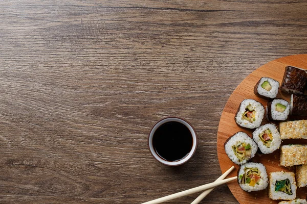 Set di sushi su piatto di legno rotondo — Foto Stock