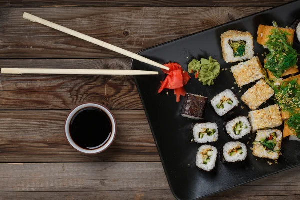 Разнообразные суши-рулеты — стоковое фото