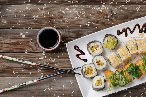 Berbagai gulung sushi — Stok Foto