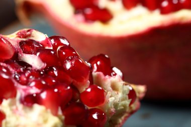  Olgun ve sulu nar kırık parçalar halinde, portre