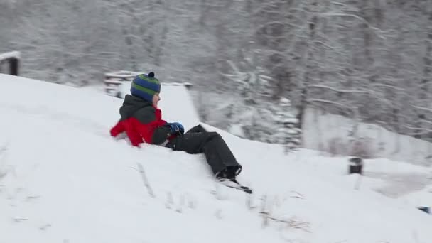 Dítě snímky z ledový svah — Stock video