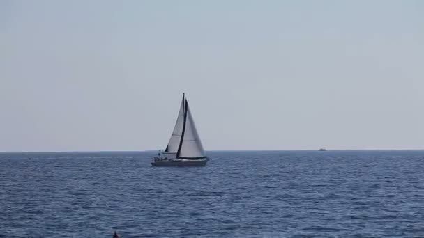 Die Jacht schwimmt im Meer — Stockvideo