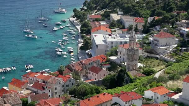 Uitzicht vanaf Fort op haven van de stad Hvar. — Stockvideo