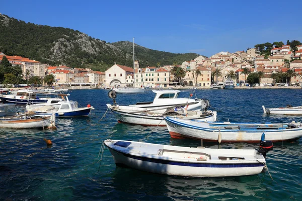 Barche da pesca nel porto della città di Hvar Foto Stock Royalty Free