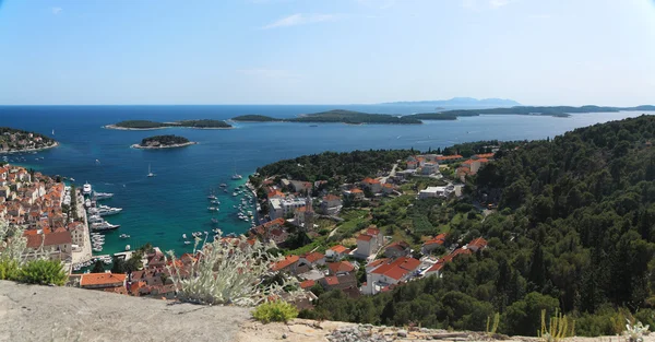 Veduta della città di Hvar e del porto da una fortificazione . Immagine Stock