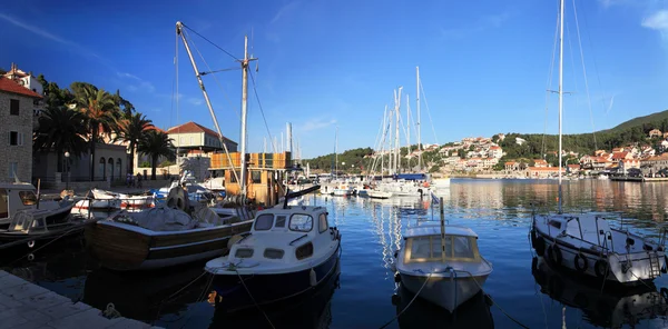 Harbor in the city of Jelsa. — Stock Photo, Image